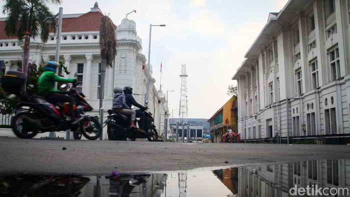 Jalan Kota Tua Dilapisi Antilicin, Pemotor Tak Lagi Jatuh Lapisan anti-skid atau lapisan antilicin telah dipasang di jalanan rawan pemotor tergelincir di Jl Pintu Besar Utara, Kawasan Kota Tua Jakarta. Pemotor yang melintas tidak lagi terjatuh.