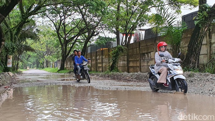 Jalan rusak di Pekanbaru.