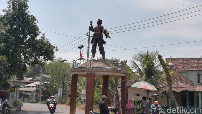 Masa penjajahan Belanda memunculkan tokoh Sakera di Pasuruan. Namanya melegenda dan dikenang hingga saat ini. Ia dianggap sebagai pahlawan masyakarat setempat.