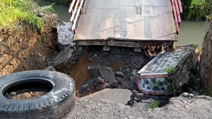 Jembatan Penghubung Antar Kampung di Babakanmadang Bogor Amblas