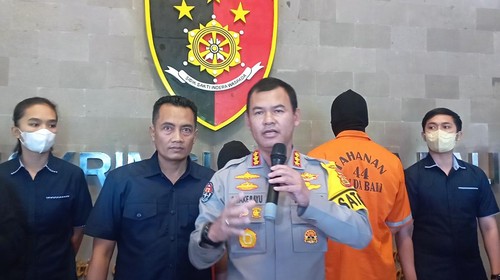 Kabid Humas Polda Bali Kombes Stefanus Satake Bayu Setianto saat merilis penangkapan sejoli yang mesum menggunakan pakaian adat Bali di Ditreskrimsus Polda Bali, Kamis (22/9/2022).