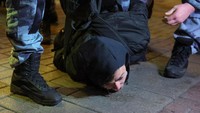 Polisi langsung menangkap para pendemo di Kota Moskow.