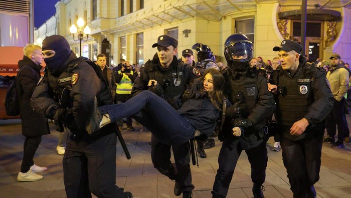 Kecam Mobilisasi Militer Vladimir Putin, Warga Rusia Ditangkap Russian police officers detain a person during an unsanctioned rally, after opposition activists called for street protests against the mobilisation of reservists ordered by President Vladimir Putin, in Moscow, Russia September 21, 2022. REUTERS/REUTERS PHOTOGRAPHER TPX IMAGES OF THE DAY