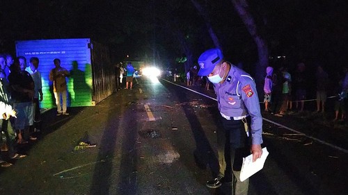 Truk kontainer yang terlepas di Jalan Denpasar Gilimanuk, Desa Banyubiru, Negara, Rabu (2219/2022) menyebabkan sejumlah pengendara terluka