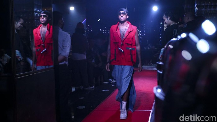 Kolaborasi Industri Kreatif Usung Fashion Show Urban Street Sejumlah model catwalk dalam acara Fashion Show di Jakarta, Kamis (22/9/2022). Acara yang bertemakan Salterz ini merupakan kolaborasi antara pelaku industri kreatif Kolabswork dengan Indonesia Dream Juice (IDJ).
