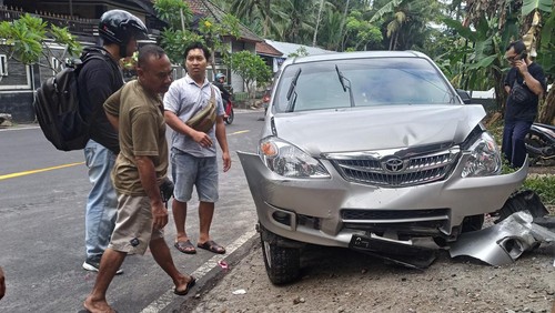 Kondisi mobil jenis Avanza yang mengalami kecelakaan tunggal di wilayah Candidasa, Desa Bugbug, Karangasem, Kamis (22/9/2022). Mobil tersebut sempat terbalik saat kecelakaan.