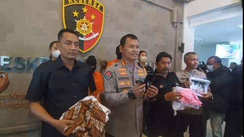 Konferensi pers sejoli mesum berpakaian adat Bali, Kamis (22/9/2022).