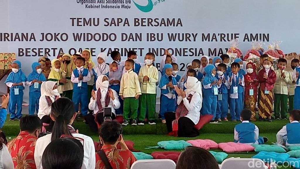 Bukan Kuis, Begini Cara Iriana Jokowi Beri Hadiah Siswa TK di Sragen