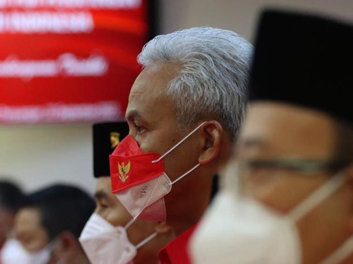 Gubernur Jawa Tengah (Jateng) Ganjar Pranowo menghadiri rapat koordinasi kepala daerah dari PDIP. Ganjar hadir mengenakan baju merah dengan lambang banteng di dada.

Rapat koordinasi kepala daerah seluruh Indonesia dengan tema Kebijakan Pembangunan Trisakti dibuka Sekjen PDIP Hasto Kristiyanto di Sekolah Partai PDIP, Kamis, (22/9/2022). Hasto di podium didampingi jajaran DPP seperti Tri Rismaharini, Said Abdullah, Komarudin Watubun dan Mindo Sianipar.