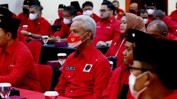 Gubernur Jawa Tengah (Jateng) Ganjar Pranowo menghadiri rapat koordinasi kepala daerah dari PDIP. Ganjar hadir mengenakan baju merah dengan lambang banteng di dada.Rapat koordinasi kepala daerah seluruh Indonesia dengan tema Kebijakan Pembangunan Trisakti dibuka Sekjen PDIP Hasto Kristiyanto di Sekolah Partai PDIP, Kamis, (22/9/2022). Hasto di podium didampingi jajaran DPP seperti Tri Rismaharini, Said Abdullah, Komarudin Watubun dan Mindo Sianipar.