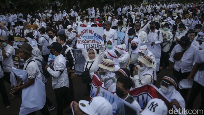 Forum Komunikasi Honorer Nakes dan Non-Nakes (FKHN) berdemo di Patung Kuda, Jakarta, Kamis (22/9). Mereka menuntut diangkat menjadi ASN.