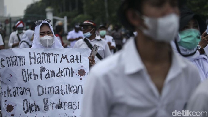 Forum Komunikasi Honorer Nakes dan Non-Nakes (FKHN) berdemo di Patung Kuda, Jakarta, Kamis (22/9). Mereka menuntut diangkat menjadi ASN.