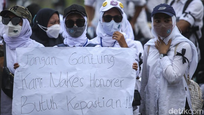 Forum Komunikasi Honorer Nakes dan Non-Nakes (FKHN) berdemo di Patung Kuda, Jakarta, Kamis (22/9). Mereka menuntut diangkat menjadi ASN.