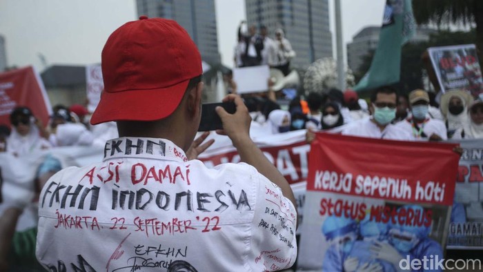 Forum Komunikasi Honorer Nakes dan Non-Nakes (FKHN) berdemo di Patung Kuda, Jakarta, Kamis (22/9). Mereka menuntut diangkat menjadi ASN.