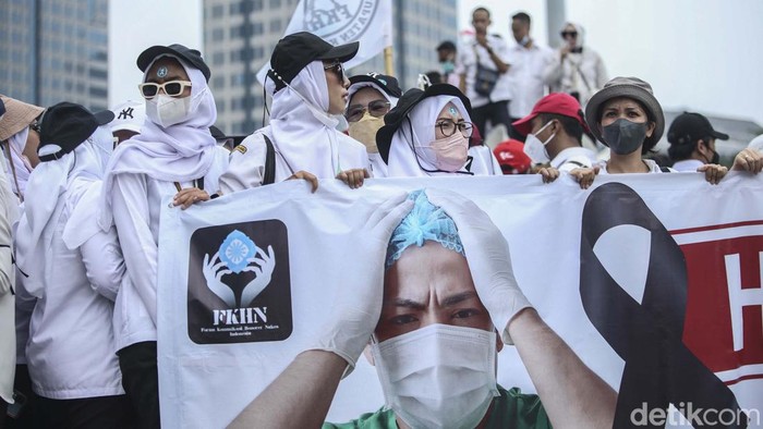 Lapor Pak Jokowi! Nakes Minta Diangkat ASN Nih.. Forum Komunikasi Honorer Nakes dan Non-Nakes (FKHN) berdemo di Patung Kuda, Jakarta, Kamis (22/9). Mereka menuntut diangkat menjadi ASN.