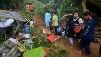 Musibah tersebut juga menghambat akses jalan pedesaan. Tampak sejumlah warga menaiki bukit karena jalan tertutup material longsor.