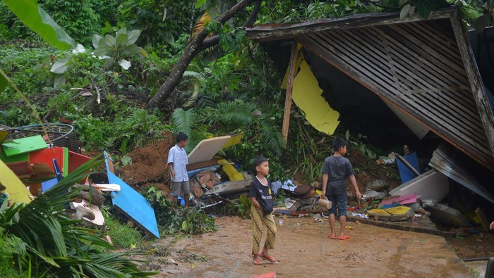 Sejumlah anak berada di depan bangunan yang hancur karena longsor di Batubusuk, Padang, Sumatera Barat, Kamis (22/9/2022). Badan Penanggulangan Bencana Daerah (BPBD) Padang menyebutkan intensitas hujan tinggi pada Rabu (21/9/2022) menyebabkan longsor dan pohon tumbang yang menimpa bangunan sekolah PAUD serta menghambat akses jalan pedesaan. ANTARA FOTO/Iggoy el Fitra/rwa.