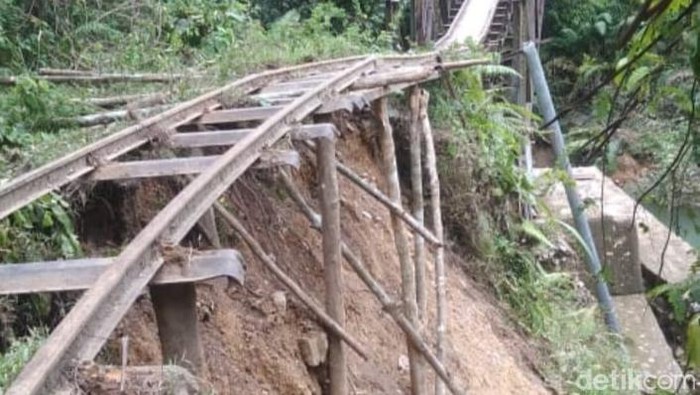 Longsor di rel Molek di Bengkulu Utara.