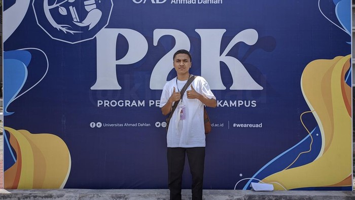 Muhammad Hidayatullah Fiddien yang jadi mahasiswa termuda UAD.