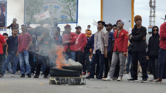 Ratusan mahasiswa menggelar unjuk rasa menolak kenaikan harga BBM di simpang lima Bandara Internasional Sultan Hasanuddin Makassar.