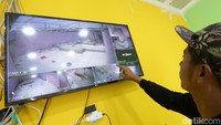 Pada Juli 2016 ia di bully karena membuka open donasi untuk membiayi kucing yang sakit. Tapi pada Oktober 2016 itu juga Ia berhasil mendirikan komunitas Clow dan pada maret 2017 sudah bisa membangun Rumah Singgah Clow yang hingga kini telah merawat ribuan kucing jalanan dan terlantar. 