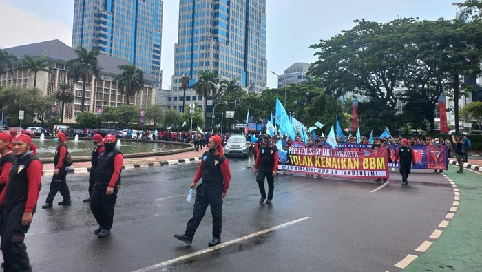 Massa Buruh Tiba di Patung Kuda, Jalan Medan Merdeka Barat Ditutup (Anggi/detikcom)