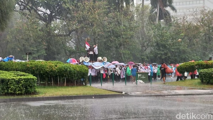 Massa Nakes Honorer Demo di Patung Kuda