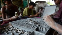 Pekerja membuat petasan di bengkel jelang festival Diwali. India merayakan Diwali, festival lampu pada bulan depan dengan suka cita menyalakan petasan dan kembang api.