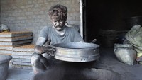 Seorang pekerja menyaring bubuk aluminium selama proses pembuatan petasan. Diwali merupakan festival keagamaan terpenting di India, festival ini akan digelar pada 24 Oktober mendatang.