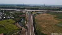 Tol tersebut, rencananya bakal menjadi karpet merah untuk mempercepat mobilitas truk barang dari kawasan industri di Bekasi, Karawang, dan sekitarnya ke Pelabuhan Tanjung Priok Jakarta Utara.