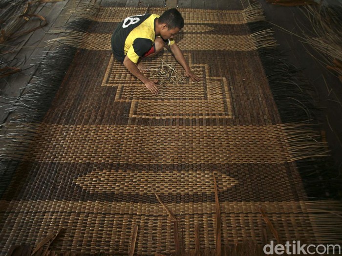 Kerajinan bidai atau anyaman rotan banyak digeluti warga Jagoi Babang, Kalimantan Barat. Keajinan ini bisa menghasilkan cuan puluhan juta rupiah.