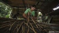 Namun sejak pos lintas batas (PLB) ditutup akibat kebijakan pembatasan karena COVID-19 sekaligus sedang pembangunan Pos Lintas Batas Negara (PLBN) Jagoi Babang, Sentra Industri Kecil Bidai Hasta Karya lebih memilih untuk memenuhi pasar domestik.