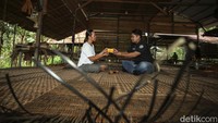 Lebih lanjut Roslinda menjelaskan dalam mengembangkan usaha yang didirikannya sejak 2001 itu, ia memanfaatkan pinjaman dari Kredit Usaha Rakyat (KUR) Bank BRI. Ia pernah dua kali memanfaatkan KUR Bank BRI sebagai modal dalam mengembangkan usahanya.