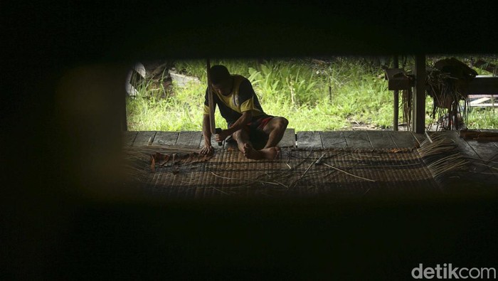 Mengenal Bidai Tikar Rotan Penghasil Cuan Warga Jagoi Babang Kerajinan bidai atau anyaman rotan banyak digeluti warga Jagoi Babang, Kalimantan Barat. Keajinan ini bisa menghasilkan cuan puluhan juta rupiah.