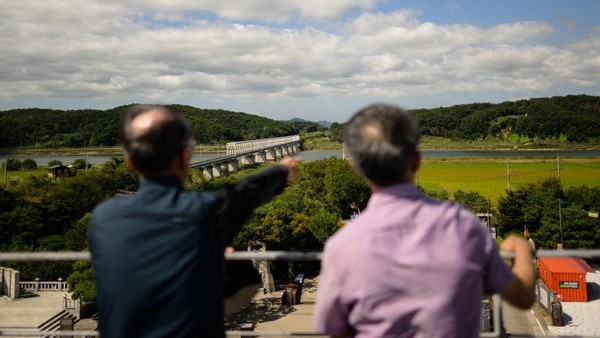 Pengunjung menikmati suasana di situs sejarah Imjingak Peace Park, Paju, dekat Zona Demiliterisasi (DMZ) yang memisahkan Korea Utara dan Korea Selatan, Senin (19/9/2022).