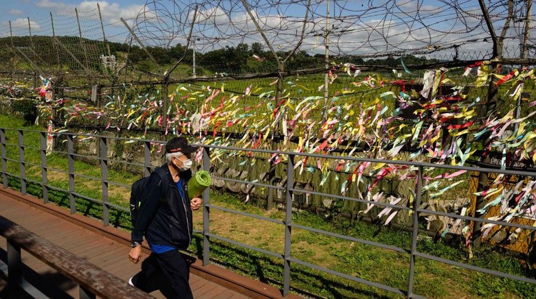 A man walks past the Bangbaedan Altar at the Imjingak peace park near the Demilitarized Zone (DMZ) separating North and South Korea, in Paju on September 19, 2022. (Photo by Anthony WALLACE / AFP) (Photo by ANTHONY WALLACE/AFP via Getty Images)