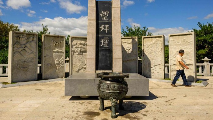 Mengunjungi Situs Sejarah Perpecahan di Korea Selatan, Imjingak Peace Park A man walks past the Bangbaedan Altar at the Imjingak 'peace park' near the Demilitarized Zone (DMZ) separating North and South Korea, in Paju on September 19, 2022. (Photo by Anthony WALLACE / AFP) (Photo by ANTHONY WALLACE/AFP via Getty Images)
