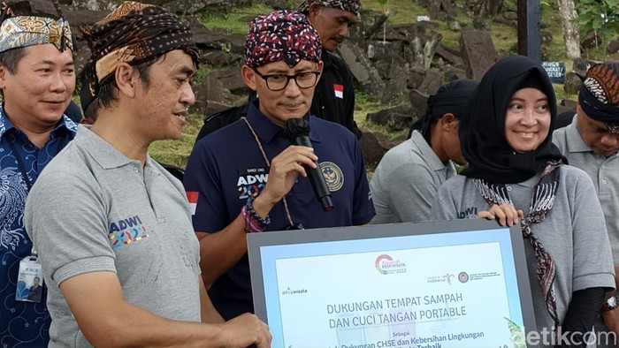 Menparekraf Sandiaga Uno saat kunjungan ke Situs Gunung Padang Cianjur.