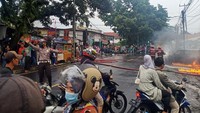 Ketika mobil bergerak hendak meninggalkan SPBU, tiba-tiba muncul percikan api dari dalam bagian mobil hingga terjadi kebakaran.