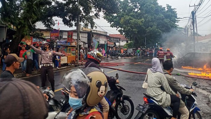 Satu unit mobil hangus terbakar setelah mengisi bahan bakar minyak (BBM) di salah satu SPBU di Leuwiliang, Kabupaten Bogor. Dalam mobil terbakar ditemukan beberapa jeriken yang biasa digunakan untuk menampung air atau bensin.