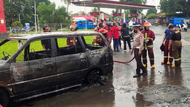 Satu unit mobil hangus terbakar setelah mengisi bahan bakar minyak (BBM) di salah satu SPBU di Leuwiliang, Kabupaten Bogor. Dalam mobil terbakar ditemukan beberapa jeriken yang biasa digunakan untuk menampung air atau bensin.
