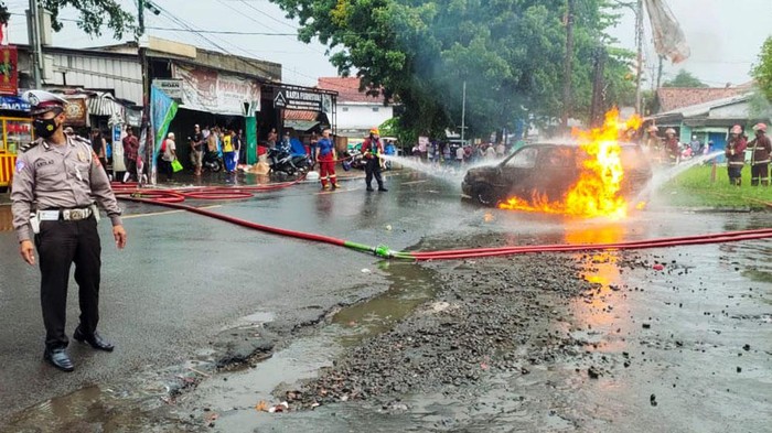 Satu unit mobil hangus terbakar setelah mengisi bahan bakar minyak (BBM) di salah satu SPBU di Leuwiliang, Kabupaten Bogor. Dalam mobil terbakar ditemukan beberapa jeriken yang biasa digunakan untuk menampung air atau bensin.