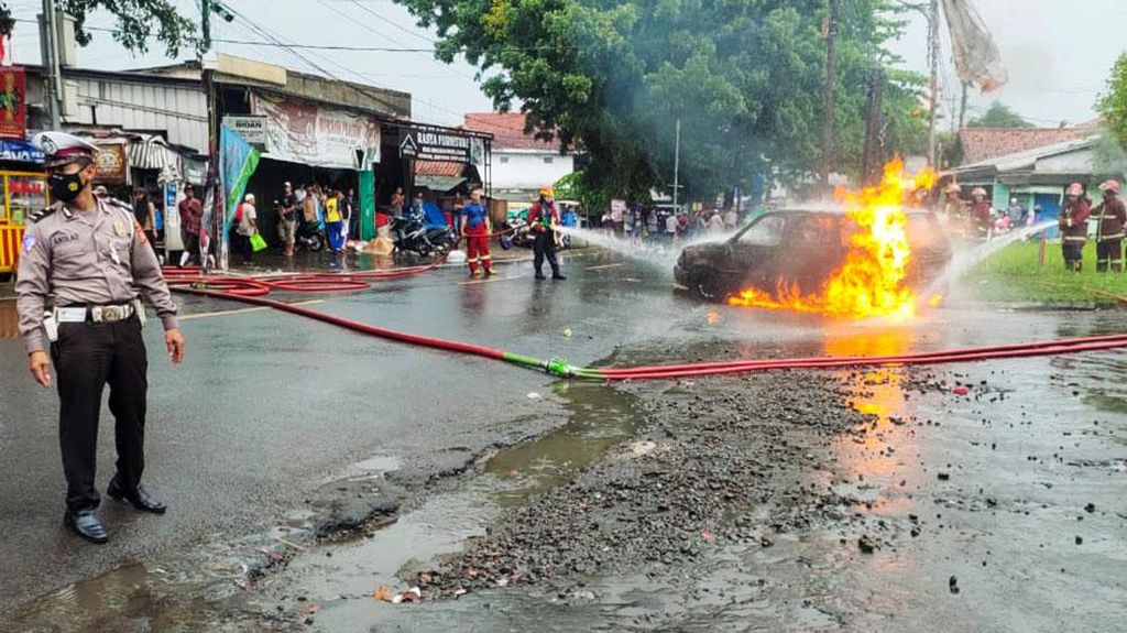 Mobil Bawa Banyak Jeriken Terbakar di SPBU Bogor