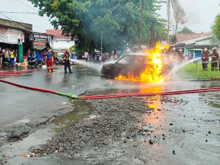 Satu unit mobil hangus terbakar setelah mengisi bahan bakar minyak (BBM) di salah satu SPBU di Leuwiliang, Kabupaten Bogor. Dalam mobil terbakar ditemukan beberapa jeriken yang biasa digunakan untuk menampung air atau bensin.