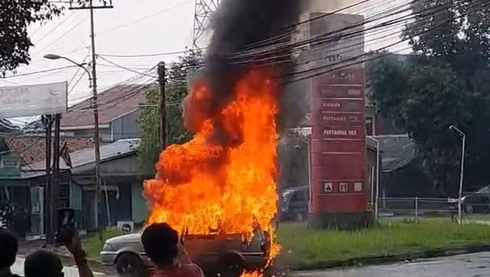 Mobil terbakar usai isi bensin di Leuwiliang, Bogor.