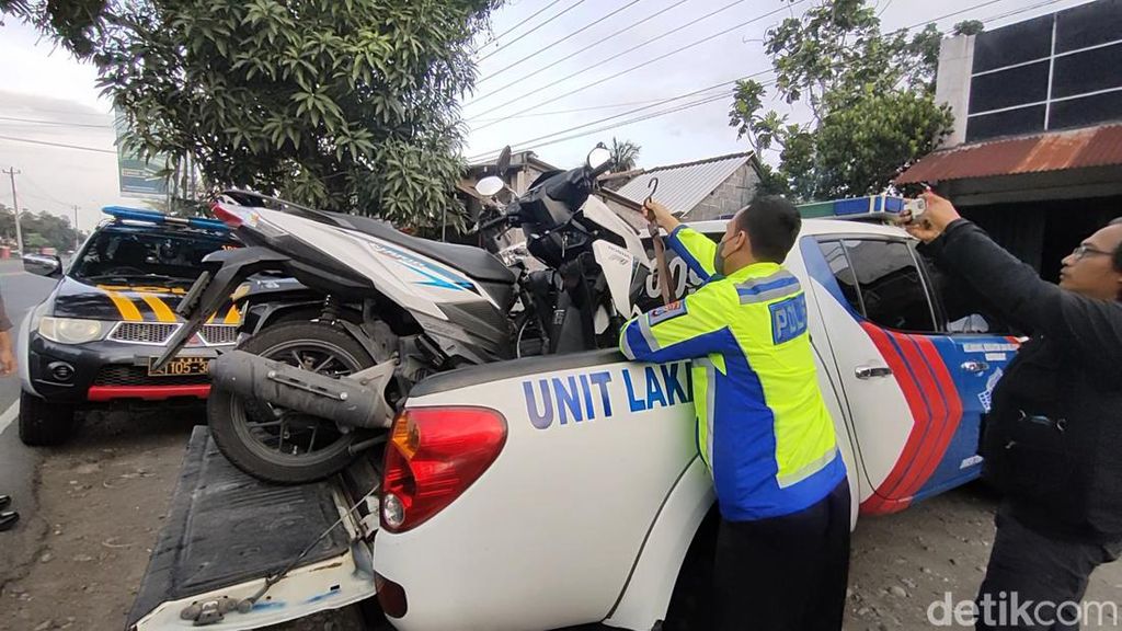 Tabrakan Motor di Simpang Ksatrian Jalan Jogja-Wates, 2 Pengendara Terpental