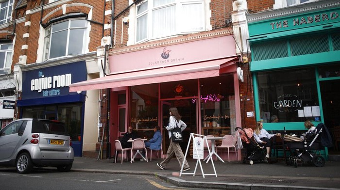 Nasib Tukang Roti Ditengah Melonjaknya Harga Listrik di London A member of staff works in the Sourdough Sophia bakery in London, Wednesday, Sept. 21, 2022. At the store, in the Crouch End neighbourhood of north London, the electricity bill has more than tripled since the start of the year according to owner Sophia Sutton-Jones, to roughly 5,500 pounds ($6,260) a month, up from 1,500 in January β a crushing increase that's making life difficult for the independent business. The bakery's woes underscore how energy price spikes are threatening companies, alongside a cost of living crisis afflicting Britain and much of Europe. (AP Photo/David Cliff)