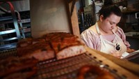 Menurut pemilik Sophia Sutton-Jones, tarif listrik yang tadinya hanya 1.500 naik menjadi sekitar 5.500 pound ($ 6.260) per bulan.