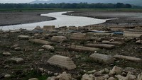 Penyusutan air waduk pada musim kemarau menyebabkan komplek makam tersebut muncul ke permukaan.