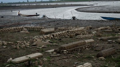 Ngeri! Makam Muncul di Tengah Waduk Gajah Mungkur